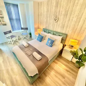 Coastal Vibes - Stunning With King Size Bed And Free Parking - Location And Close To Apartment